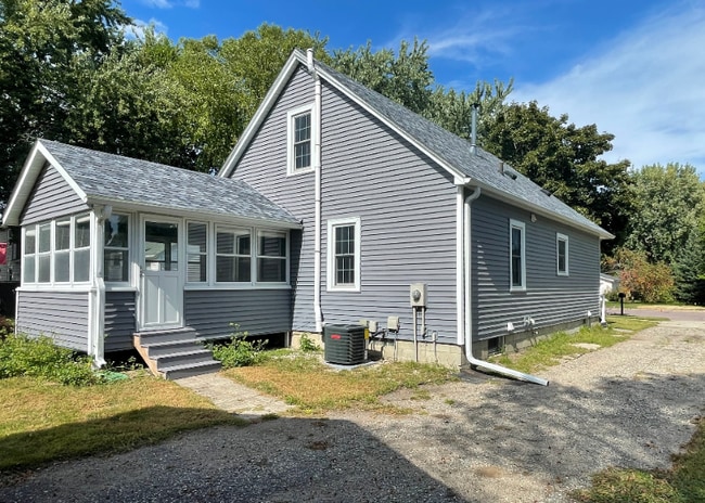Building Photo - 412 W Skaro St