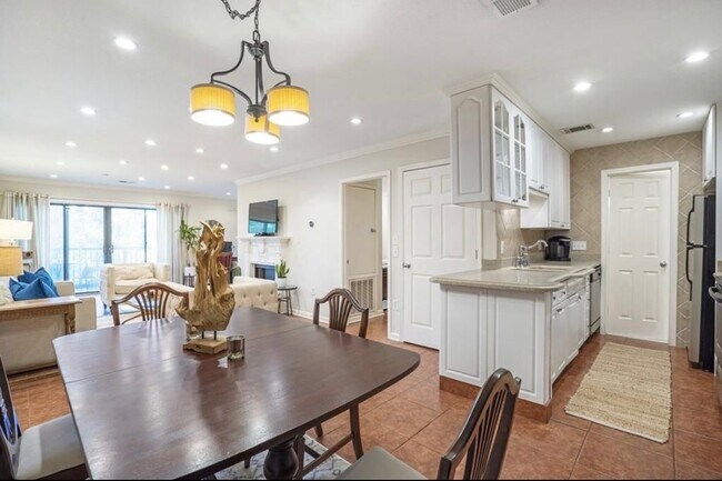Living area - 2108 Pine Heights Dr NE