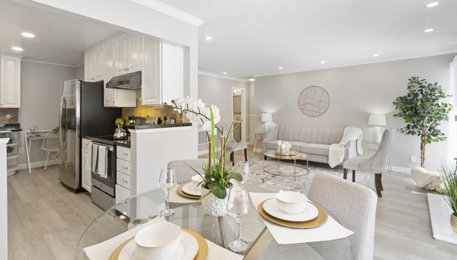 Building Photo - Corner Unit 1 Bed 1 Bath Condo in Great Fo...