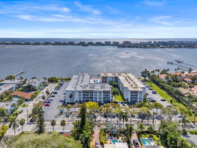 Foto del edificio - 1502 S Lakeside Dr