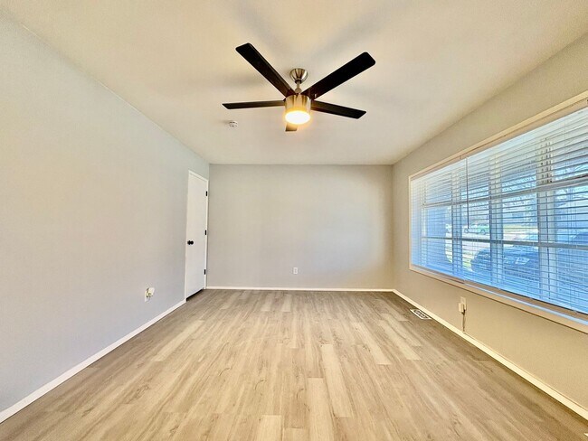Foto del edificio - Freshly Renovated 4-Bedroom Home in the Hazelwood School District