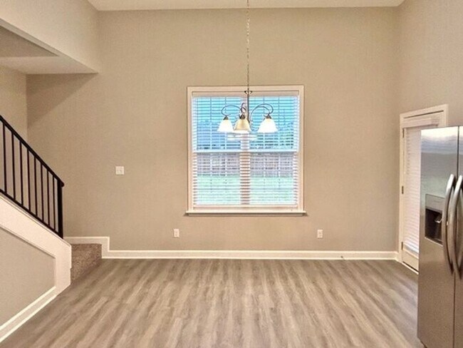 Building Photo - Now Leasing a 5-bedroom 3 bath home in Hor...