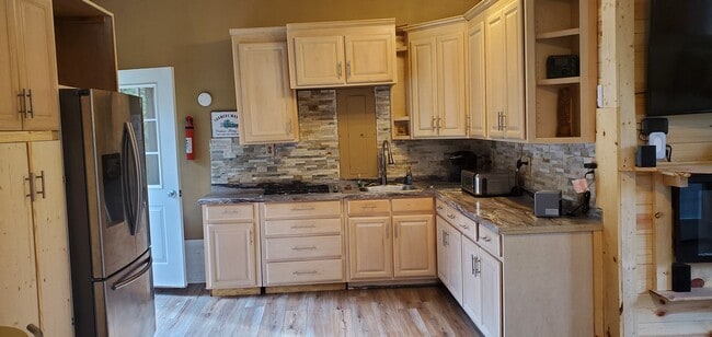 Foto del edificio - 683 Lakeside Dr