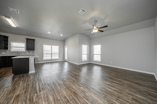 Foto del edificio - 614 Fallbrook Dr