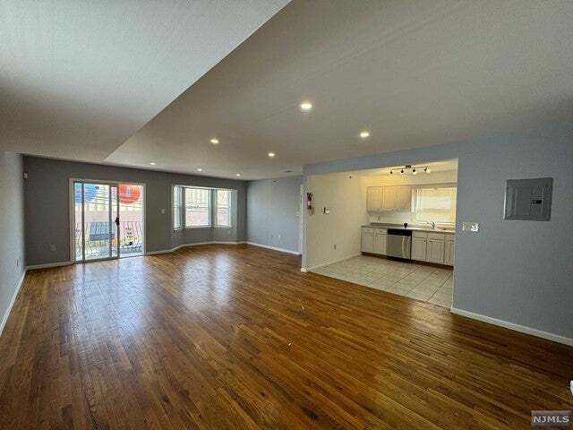 Building Photo - 40 11th Ave W