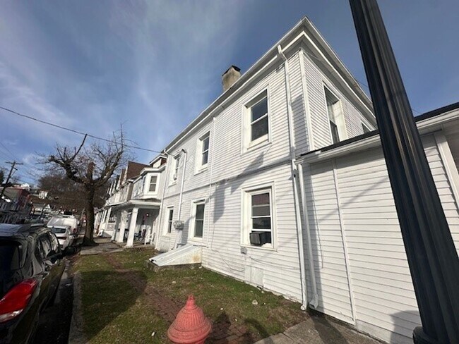 Building Photo - 402 Pine Street