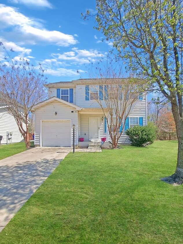 Foto principal - Lovely 3/Bedroom, 3 Bath SFH, Hardwood Flo...