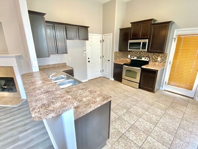 Building Photo - 3 Bedroom 2 Bath Home In Cordova. Availabl...