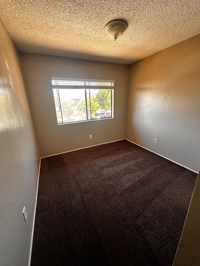 Building Photo - 3 Bedroom 1.5 Bathroom Apartment for Rent