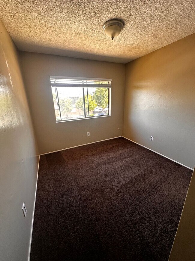 Foto del edificio - 3 Bedroom 1.5 Bathroom Apartment for Rent