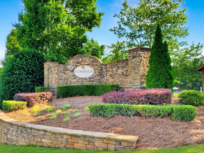 Building Photo - 15 Silverthorn Ct