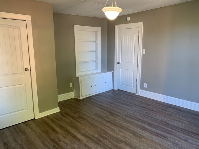 Building Photo - Rent this adorable 2 bedroom 1 bathroom Home