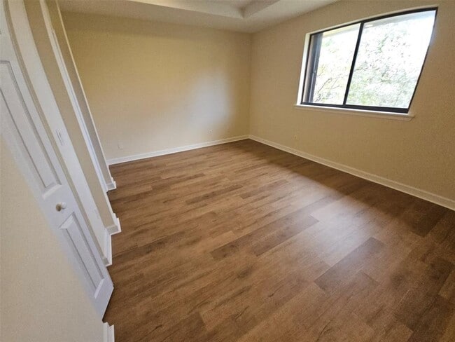 Building Photo - 6185 Laurel Ln