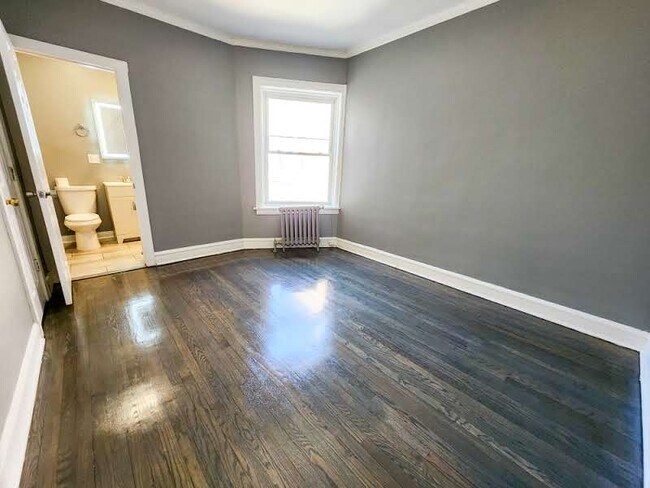 bedroom - 7948 S Ellis Ave