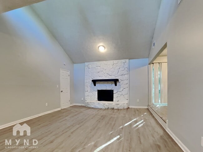 Building Photo - 3047 Brook Hollow Dr