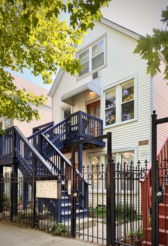 2935 N Ridgeway Ave Unit 2R, Chicago, IL 60618 Condo for Rent in