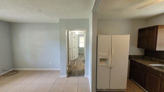 Foto del edificio - 2 Bedroom 1 Bath Home w/ Large Backyard fo...