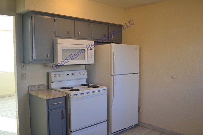 Building Photo - 1405 Almendra St