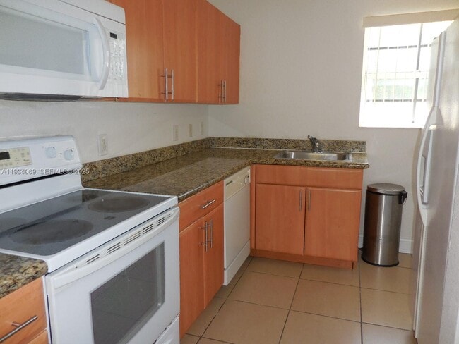 Foto del edificio - 9725 Bay Harbor Terrace