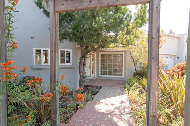 Foto del edificio - Beautifully remodeled executive level home...