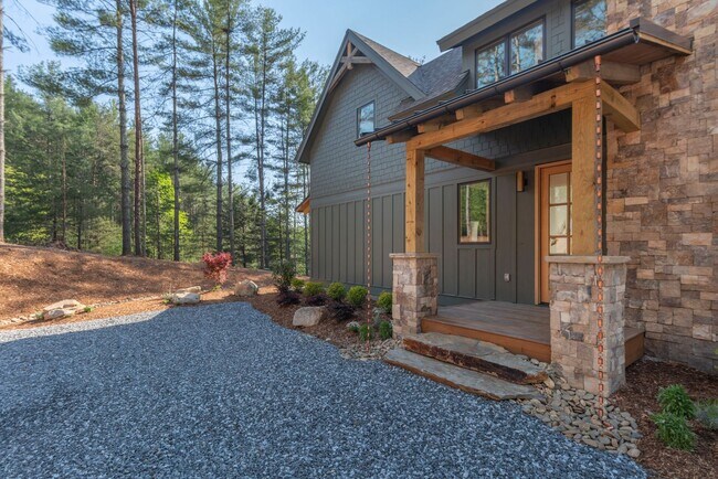Foto del edificio - Stunning House w/ Amenities to Camp Lake J...