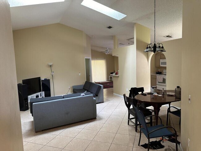 Foto del edificio - 4214 Iveyglen Ave