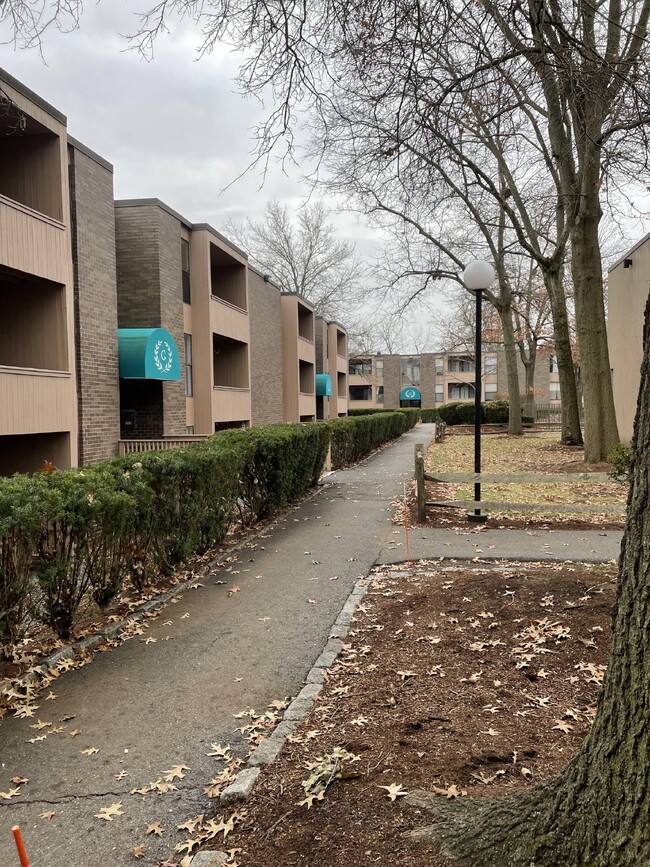 Building Photo - "Charming 2-Bedroom Condo in Shrewsbury Gr...