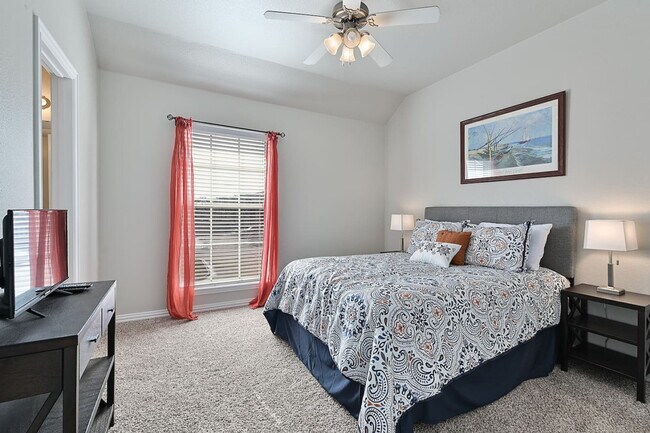 Building Photo - 1001 Krenek Tap Rd