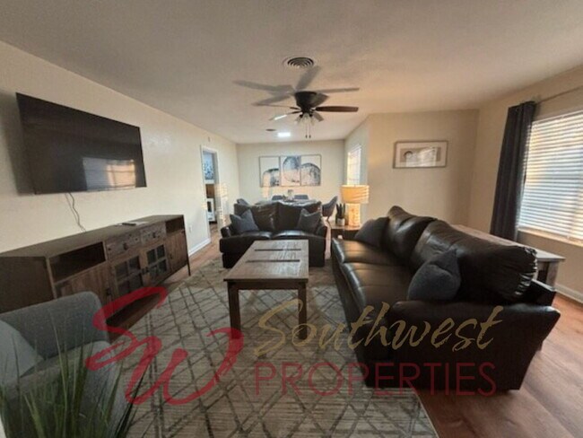 Foto del edificio - Welcome to the Texan Sideline! 4 bedroom 3 bath across from TSU football stadium!!