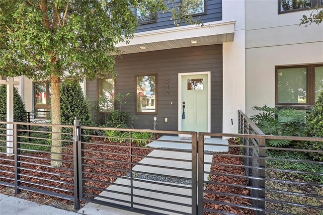 Foto del edificio - 212 E Pineloch Ave