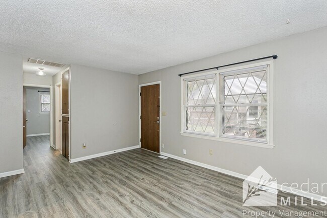 Foto del edificio - Spacious 2 Bedroom Duplex!