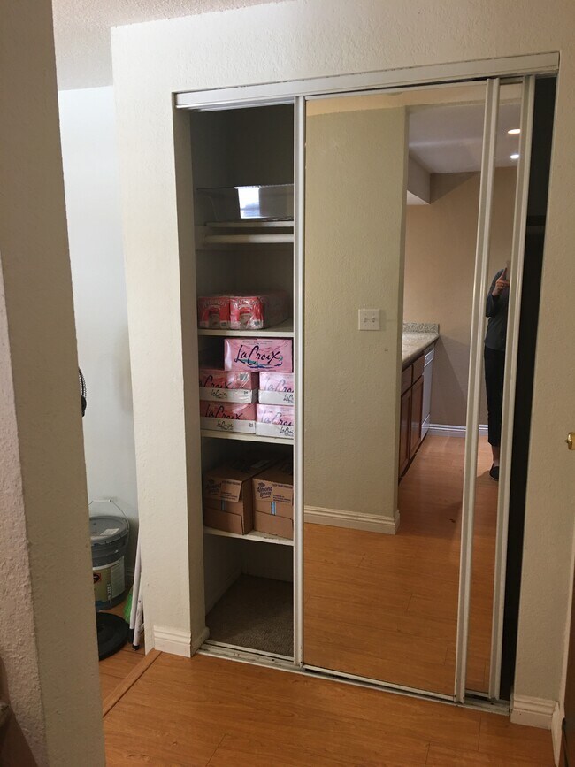 Despensa y armario para abrigos contiguos a la cocina. - 616 Veteran Ave