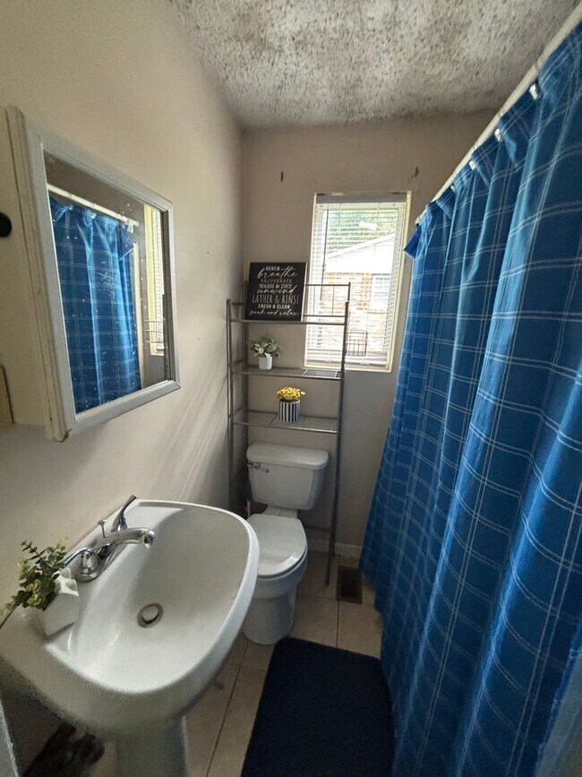 Foto del edificio - COMING SOON! 3 Bedroom House and 1 bath