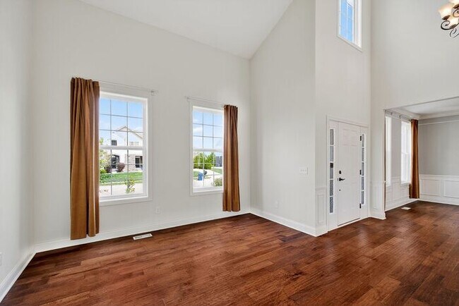 Foto del edificio - Modern Luxury with Waterfront Views in West Carmel