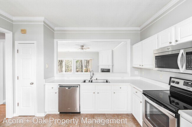Building Photo - 3 br, 2.5 bath House - 502 Canyon Lake Circle
