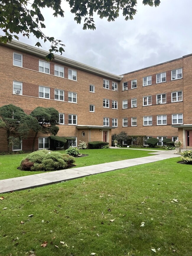 Building Photo - 2431 W Lunt Ave
