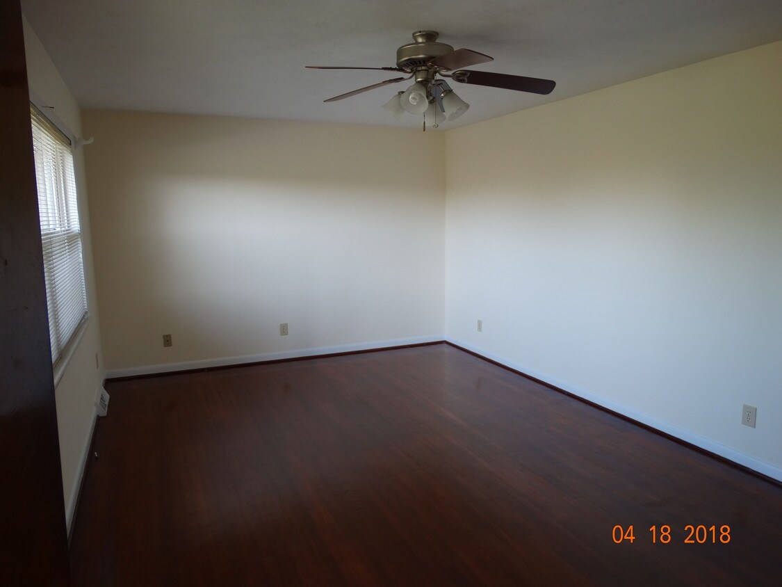 large living area - 1435 1st Ave NW