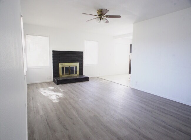 Amplia sala de estar con chimenea en funcionamiento. - 45127 Division St