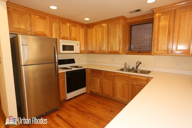 Foto del edificio - 824 W Buckingham Pl