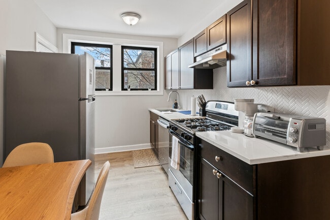 Building Photo - 6439 N Hamilton Ave