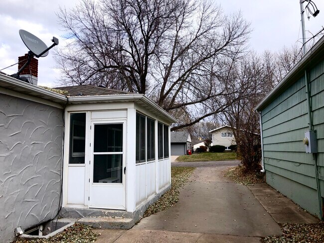 Building Photo - 1117 S Willow Ave