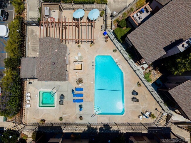 Foto del edificio - 6516 College Grove Dr
