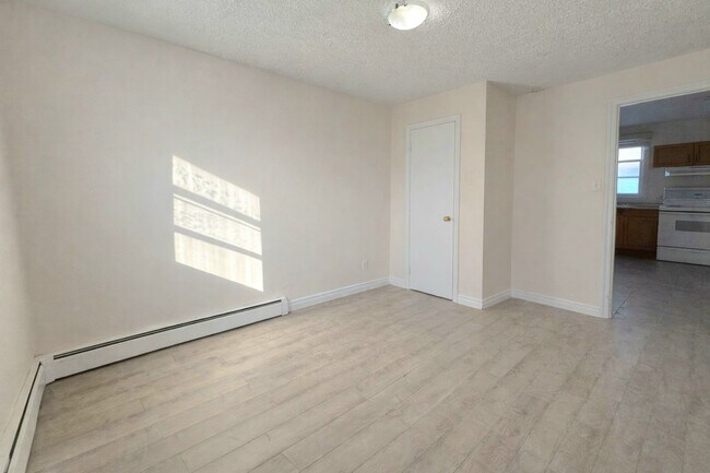 Building Photo - 2 Bedroom, 1 Bathroom Apartment for Rent - Available February 1st