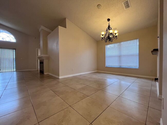 Building Photo - Move In 3Bed 2Bath Home / Fenced In Backyard