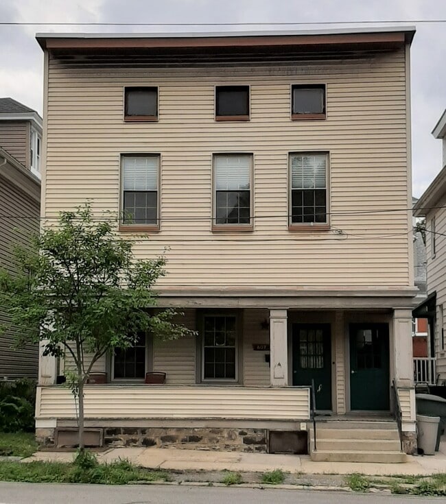 607 Penn St Unit 2nd Floor, Hollidaysburg, PA 16648 Apartments in