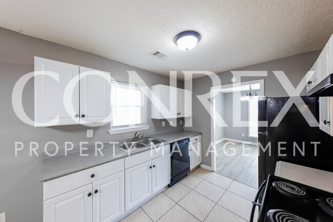 Building Photo - Three Bedroom Brick Home