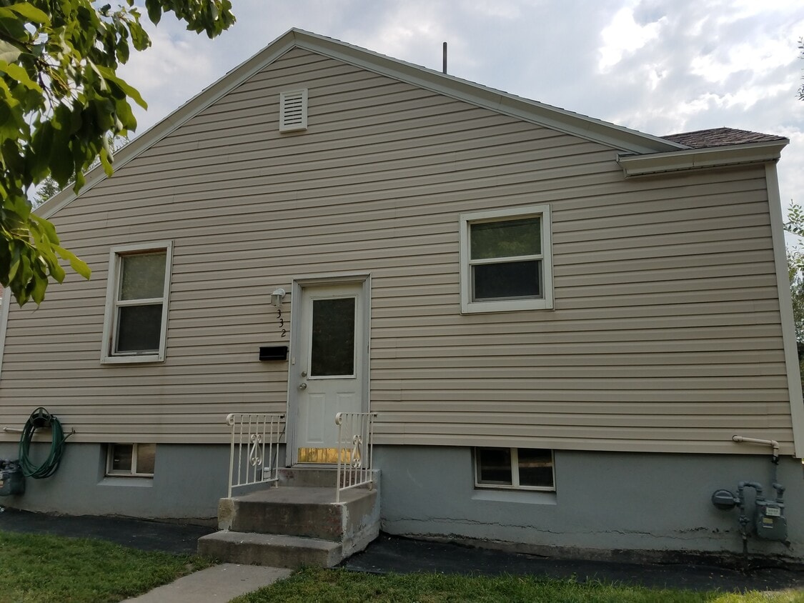 Front Entrance - 332 E Utopia Ave