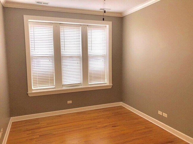 Foto del edificio - 536 W Belmont Ave