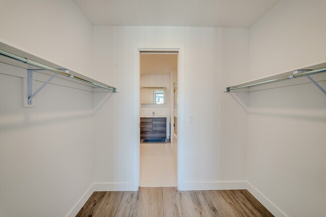 Building Photo - B1015