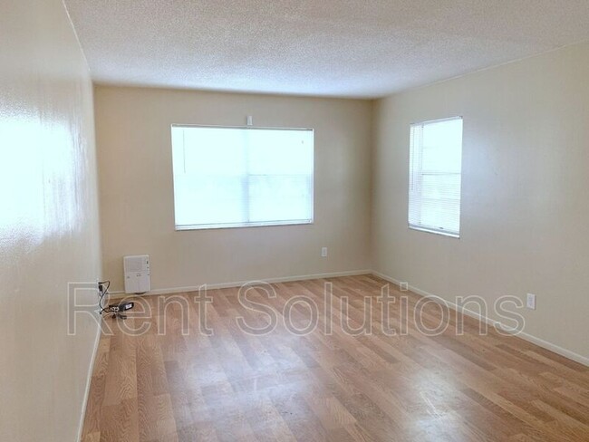 Foto del edificio - 7148 Waterside Dr